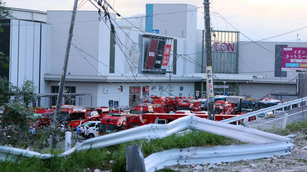 Damaged Aeon shopping mall in Kumamoto, Japan, after the 6.8 magnitude earthquake on July 29, 2026, with rescue workers and emergency vehicles outside