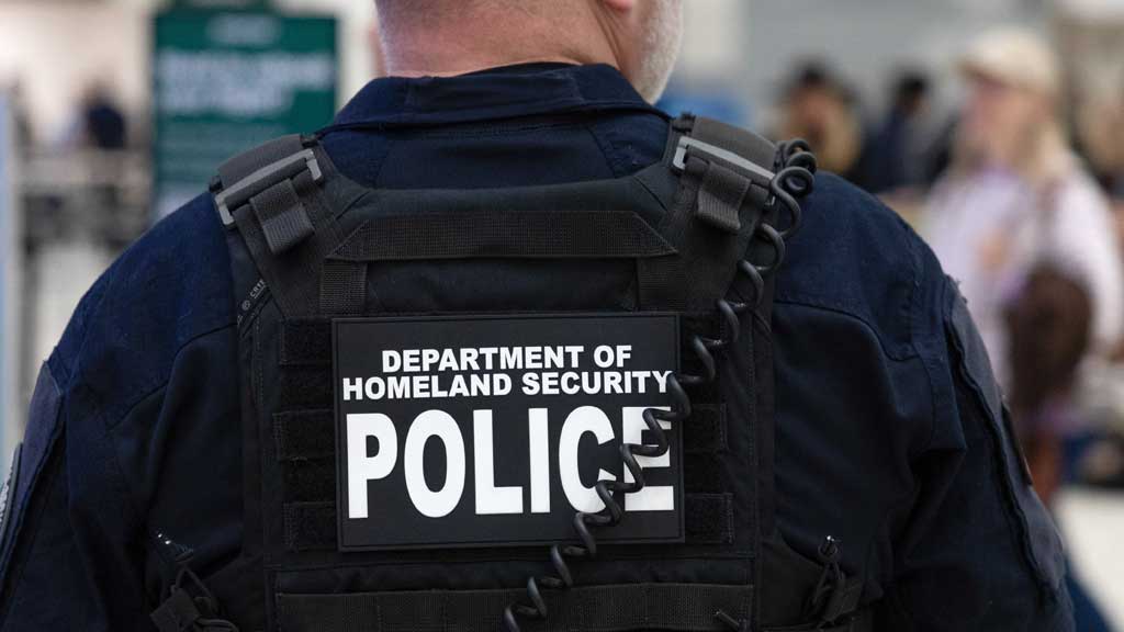 Border agents detaining individuals in a parking lot as a US judge flags violations of warrantless arrest rules in California.