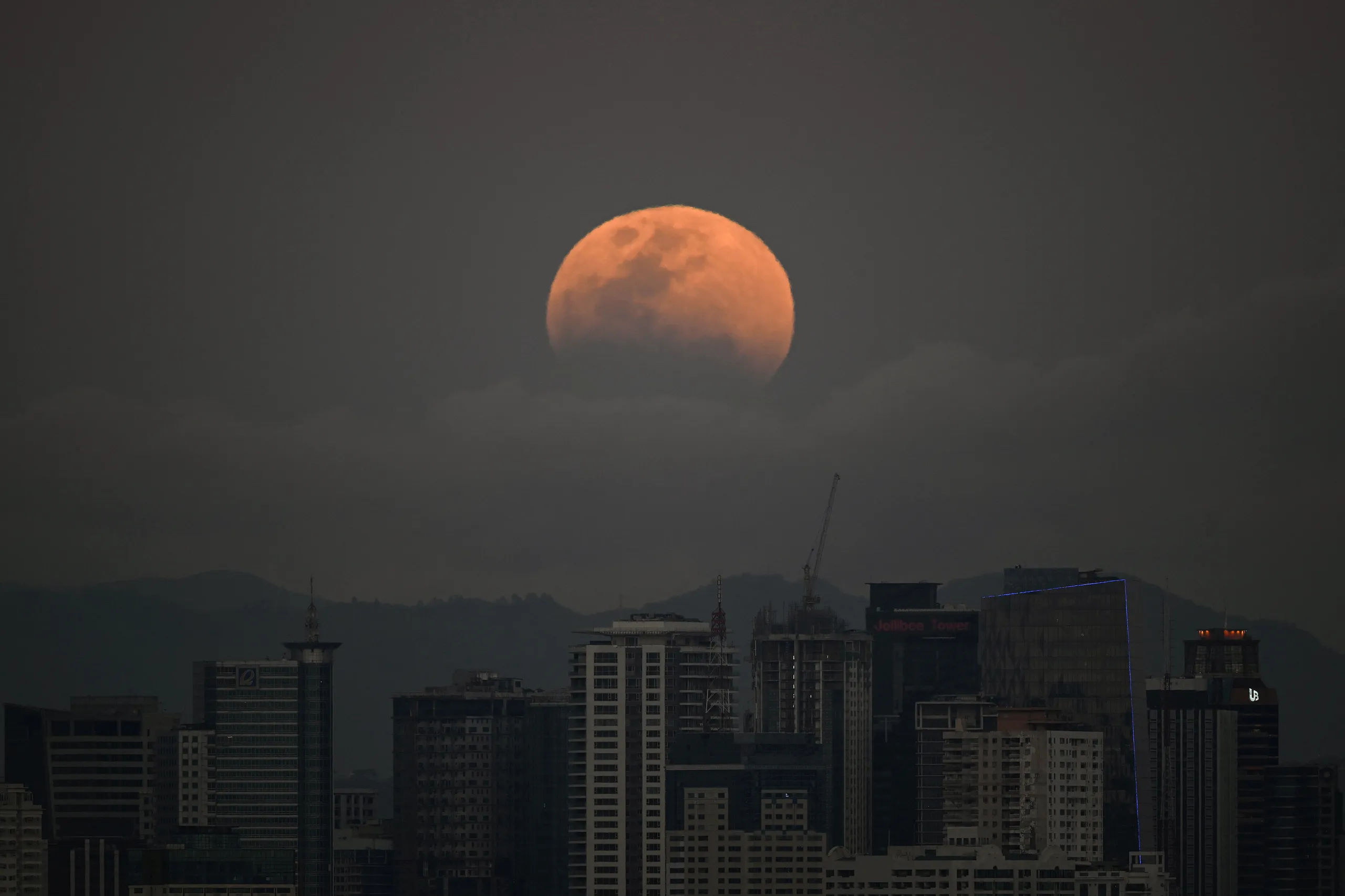 Lunar eclipse 2026 shows a blood-red Moon as Earth’s shadow creates a stunning total lunar eclipse.