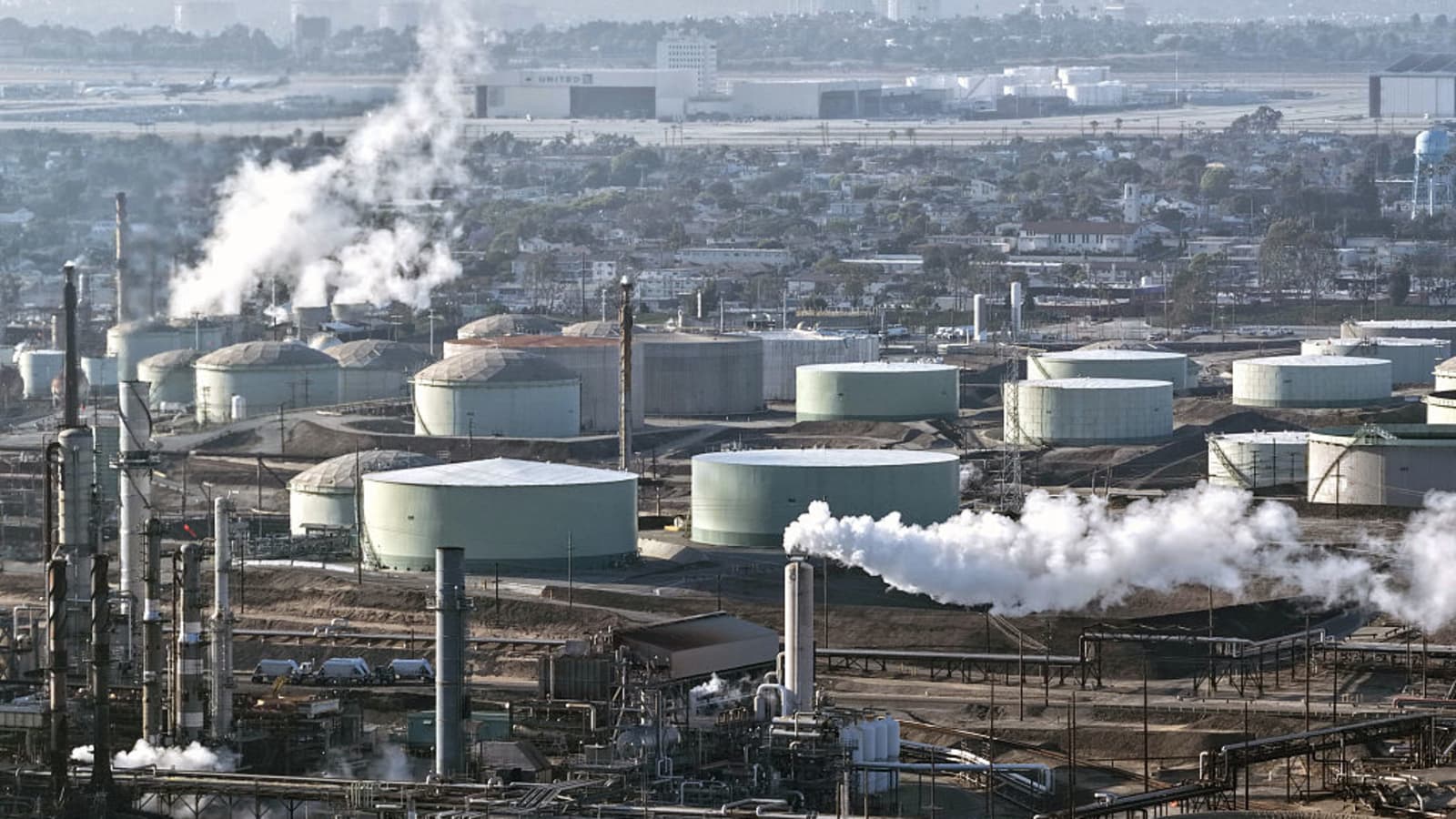 News graphic showing falling oil prices with headline on IEA forecast and global demand concerns.