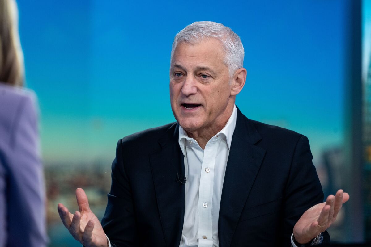 Standard Chartered faces controversy after CEO comments on AI and workforce reduction plans.