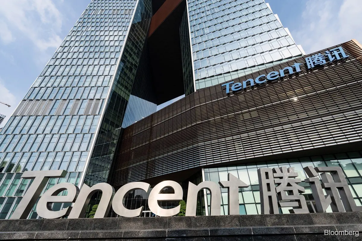 Tencent logo alongside AI-themed graphics representing investment talks with Chinese AI startup Manus.